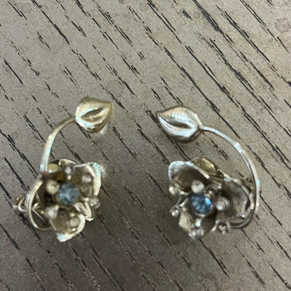 Vintage Silver Floral Stud Earrings with Sparkling Stones - Picture 2 of 4